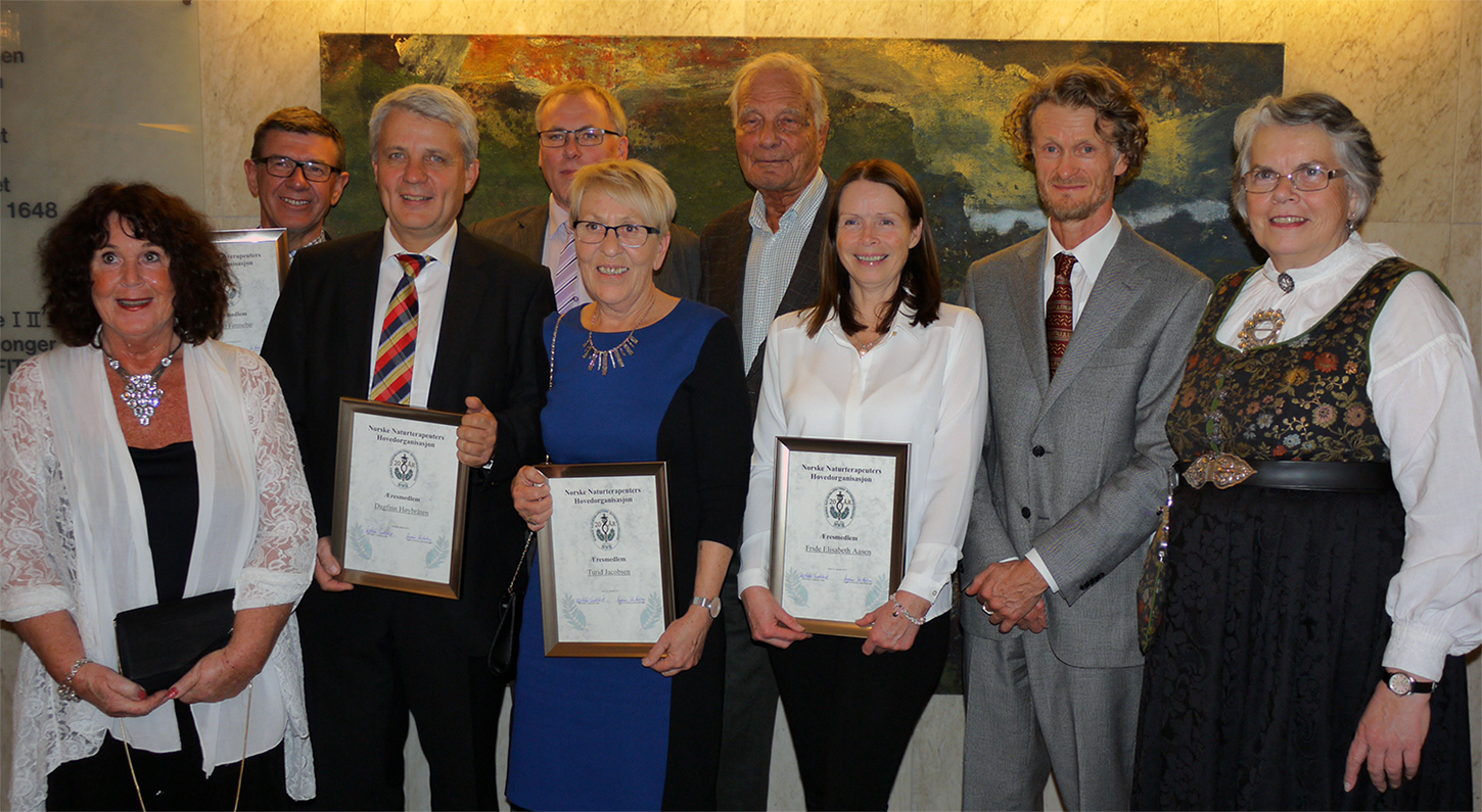 Nye og tidligere æresmedlemmer i NNH: Britt Hertzberg Untiedt, Vinjar Fønnebø, Dagfinn Høybråten, Terje Varpe, Turid Jacobsen, Vilhelm Schjelderup, Fride Aasen, John Petter Lindeland (leder) og Sigrun Kirkeberg (generalsekretær).